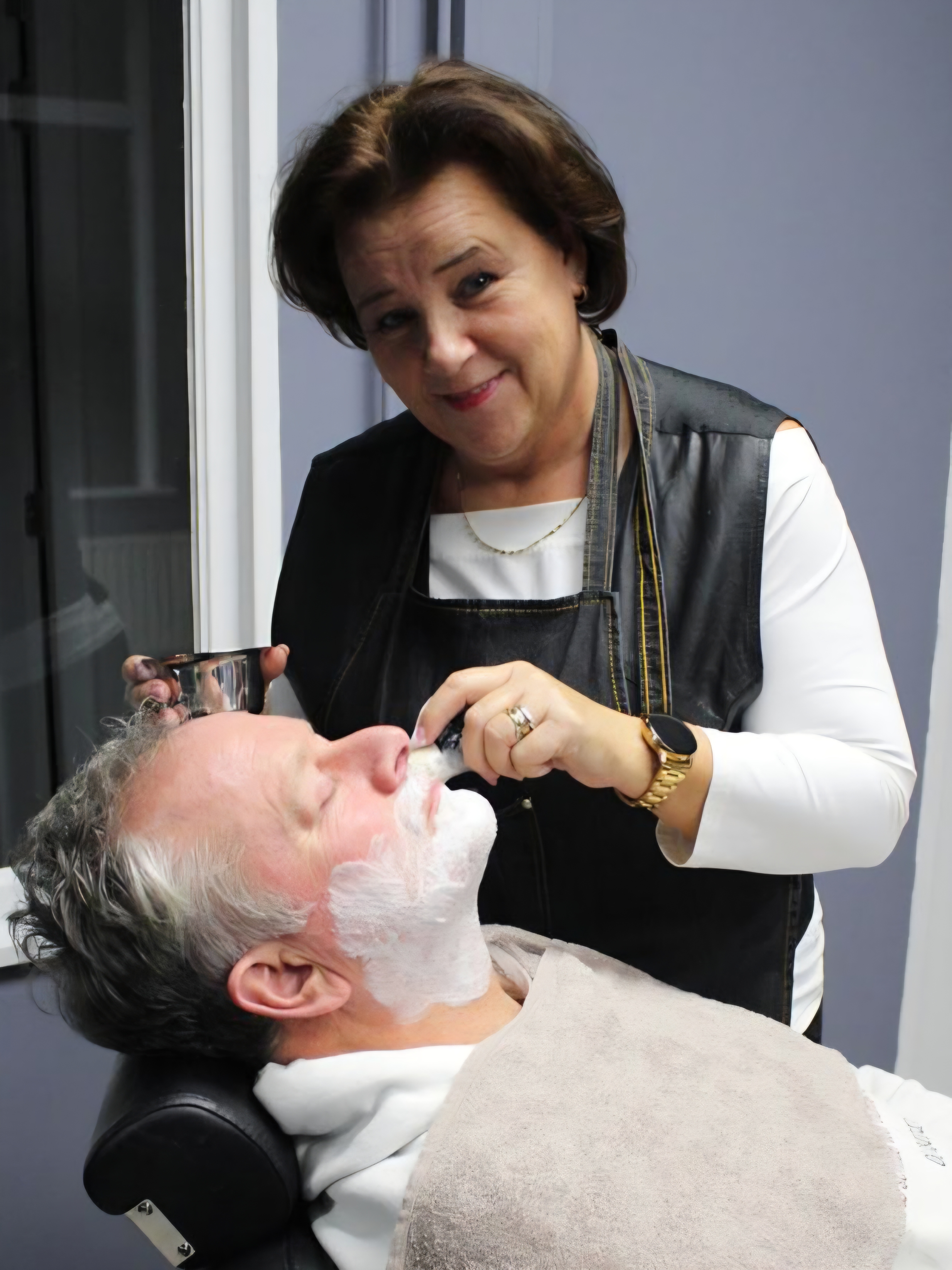 Professionele barbier aan het werk